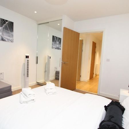 Spacious & Modern 1 Bedroom Close To Station In E16 Londra Esterno foto