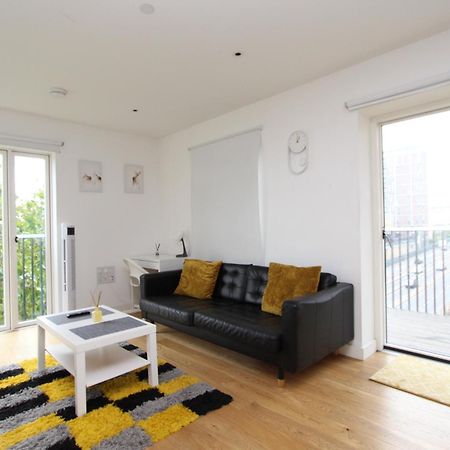 Spacious & Modern 1 Bedroom Close To Station In E16 Londra Esterno foto