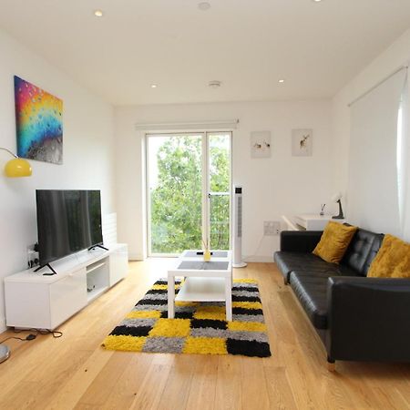 Spacious & Modern 1 Bedroom Close To Station In E16 Londra Esterno foto