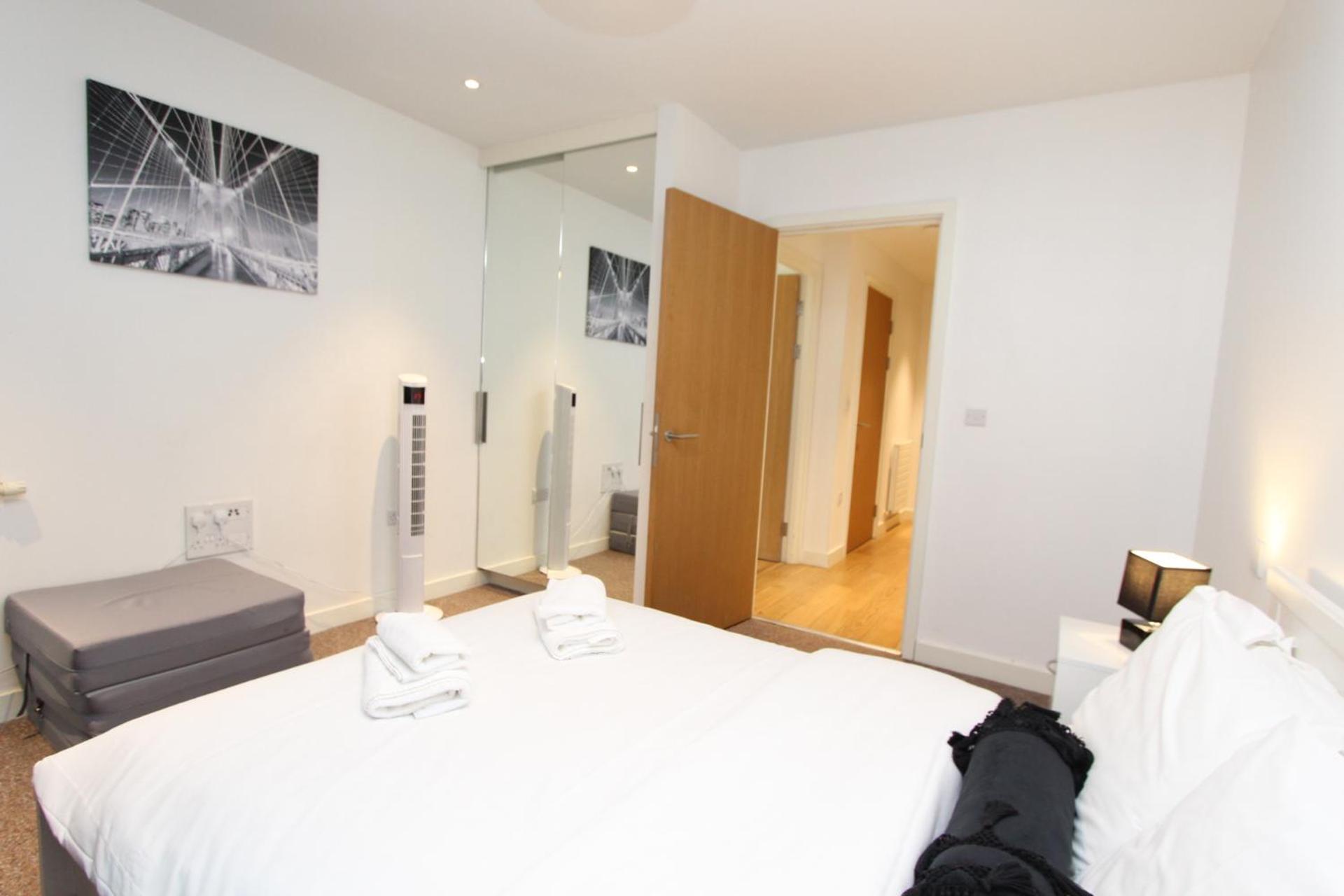 Spacious & Modern 1 Bedroom Close To Station In E16 Londra Esterno foto